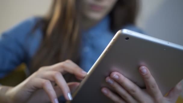 Mujer usando la pantalla táctil de la tableta en la cafetería. Primer plano . — Vídeos de Stock