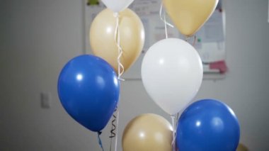 El bir bıçakla balonlar delip geçiyor ve uzak üflenir ve patlayabilir. Ağır çekim.