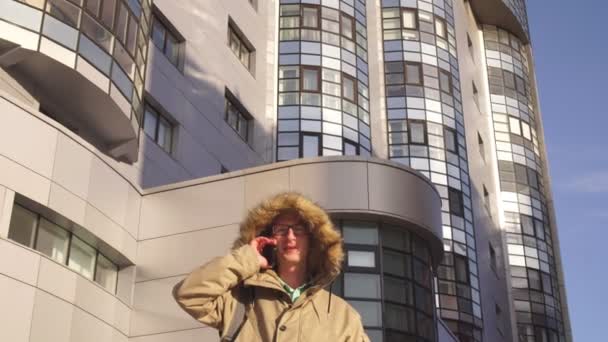 Деловой человек в городе делает телефонный звонок со смартфона — стоковое видео