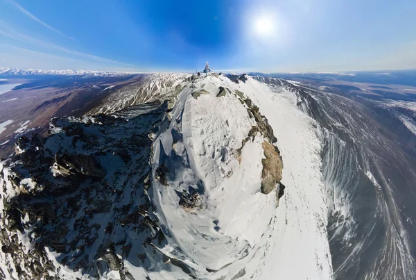 空中调查顶部的一座雪山在阳光明媚的日子 — 图库照片