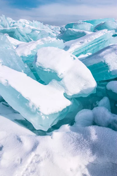 Trozos de hielo de hielo azul están cubiertos de nieve —  Fotos de Stock