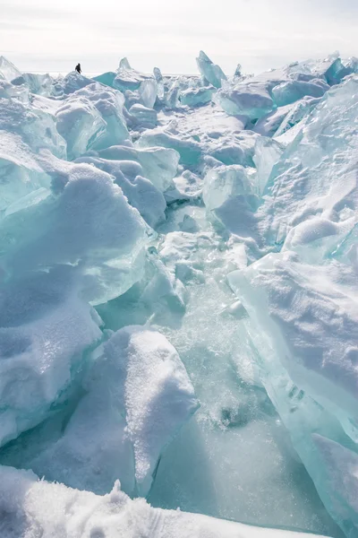 Is bitar av blå isen är täckt med snö — Stockfoto