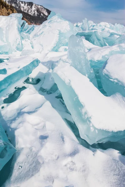 De brokken ijs blauw ijs is bedekt met sneeuw Rechtenvrije Stockafbeeldingen