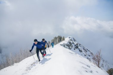 Arshan, Rusya - 04.2015: Erkekler skyrunning ile çalışan bir grup