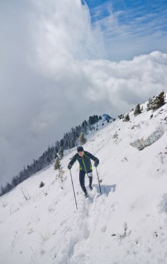 Arshan, Rusya - 04.2015: yürüyüş ile çalışan genç adam skyrunning
