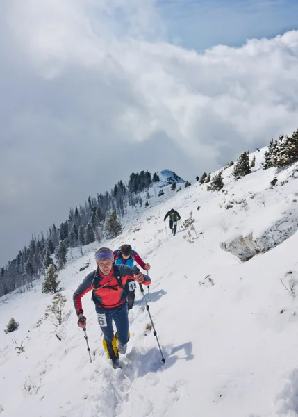 Arshan, Russia - 04.2015: A group of men skyrunning running with — Φωτογραφία Αρχείου