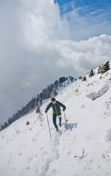 Arshan, Russia - 04.2015: young man skyrunning running with walk — Stock Photo, Image