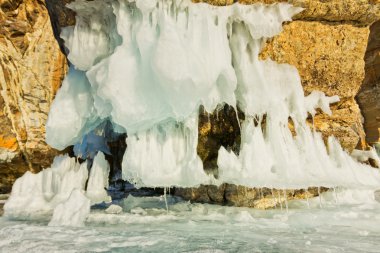 Buz sarkıt ve s Sarı ışıkta bir kayaya sokui