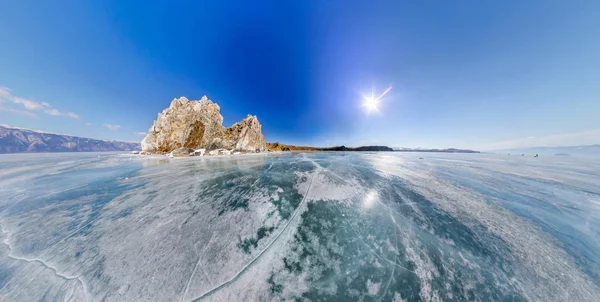 Széles-szög kilátás sámán Rock vagy Cape Burhan a Olkhon Island w — Stock Fotó