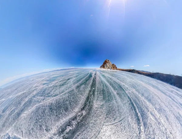 Luftpanorama Shaman Rock eller Cape Burhan på Olkhon Island i w - Stock-foto