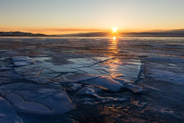 Fissures dans la glace bleue du lac Baïkal au coucher du soleil. Olkhon île — Photo