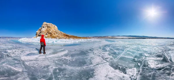 Panorama uomo turista in piedi presso l'isola di Yador sul ghiaccio blu di — Foto Stock