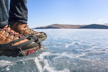 Buz krampon bagaja doku Baykal hiking içinde insan bacaklar 
