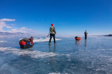 bir kadın ve bir adam bir kızak ve trekking kutup olduğunu Baik buz