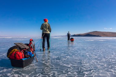 bir kadın ve bir adam bir kızak ve trekking kutup olduğunu Baik buz