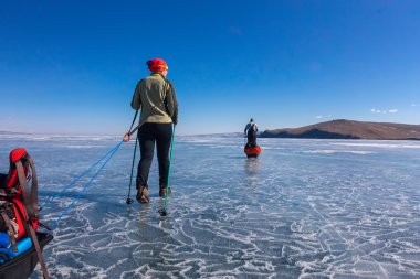 bir kadın ve bir adam bir kızak ve trekking kutup olduğunu Baik buz