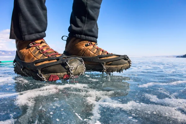 テクスチャ バイカル湖に氷アイゼンでブートをハイキングで人間の足 — ストック写真