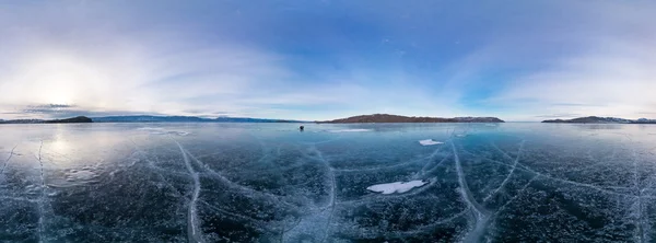 Blaues Eis des Baikalsees mit Rissen bedeckt, trübes Wetter bei — Stockfoto