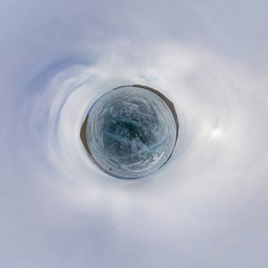 360 panorama mavi buz Deniz Baykal, çatlaklar ile bulutlu kaplı