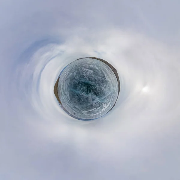 Панорами на 360 градусів синій льоду Байкалу покриті тріщин, хмарно — стокове фото