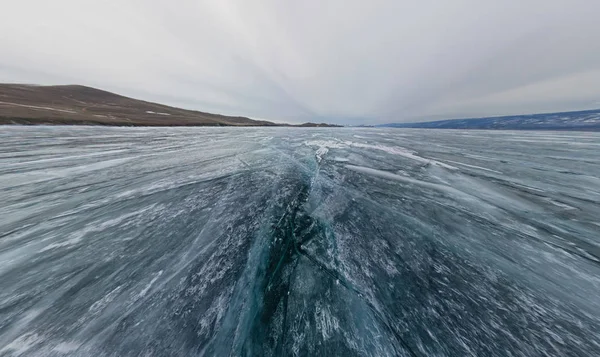 Ampia vista in movimento texture lago ghiacciato e una piccola isola — Foto Stock