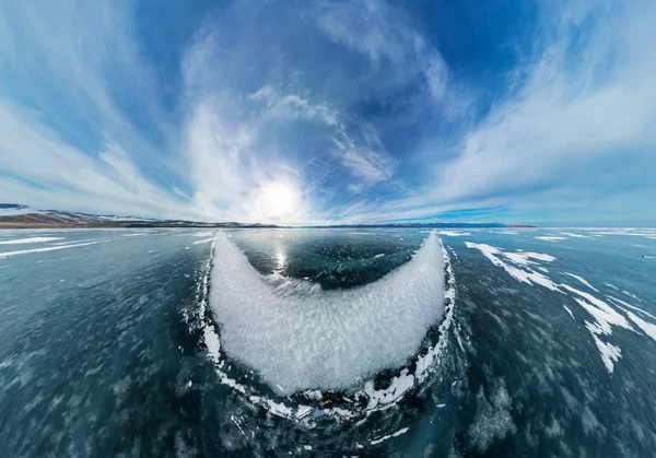 La strada dalle grandi crepe bianche sul ghiaccio del lago Baikal. Th — Foto Stock