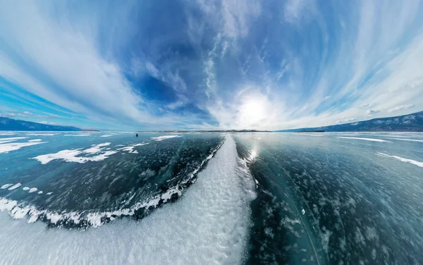 バイカル湖の氷の大きい白いひびからの道。Th — ストック写真