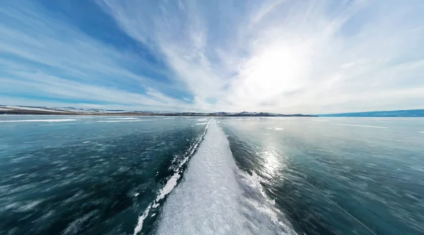 El camino de las grandes grietas blancas en el hielo del lago Baikal. Th — Foto de Stock