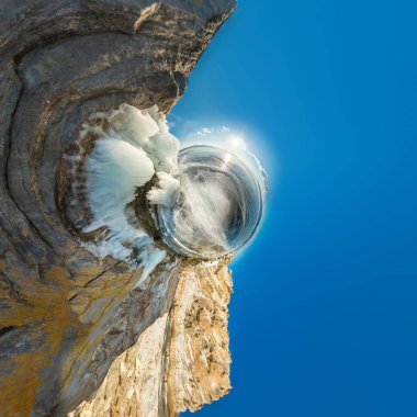 Buz ve buz sarkıtları WI Deniz Baykal ile kaplı Olkhon devam et