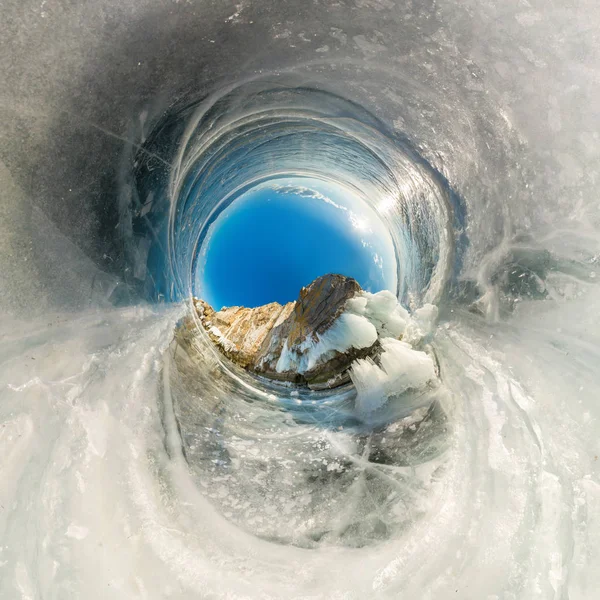 Рок на Olkhon покриті льодом і бурульок в озеро Байкал в Вісконсін — стокове фото