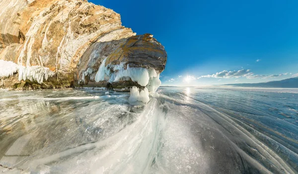 広角パノラマがバイカル湖氷上モンゴルへ島の岩に覆われています。 — ストック写真