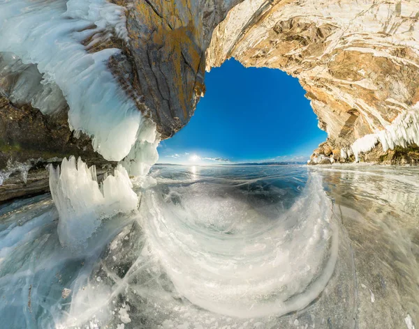 Grotte de glace dans la roche sur l'île Olkhon sur le lac Baïkal glace couverte w — Photo