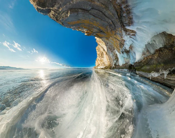 Gruta de gelo em rocha na Ilha Olkhon no Lago Baikal gelo coberto w — Fotografia de Stock