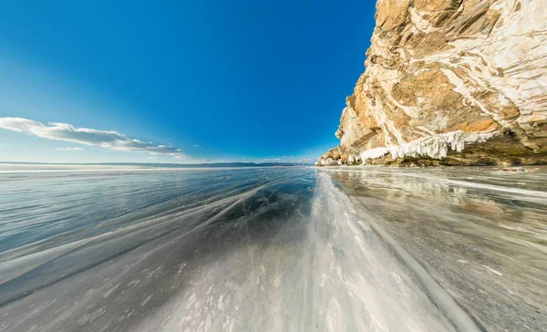 Roca en la isla de Olkhon en el lago Baikal hielo cubierto de gran angular pano — Foto de Stock