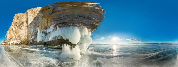 柱面全景图 360 贝加尔湖 ic Olkhon 岛上的大石头 — 图库照片