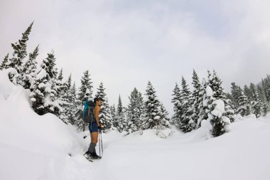 Çıplak bir gövde ve bacakları ile bir sırt çantası ile erkek turist amo olduğunu