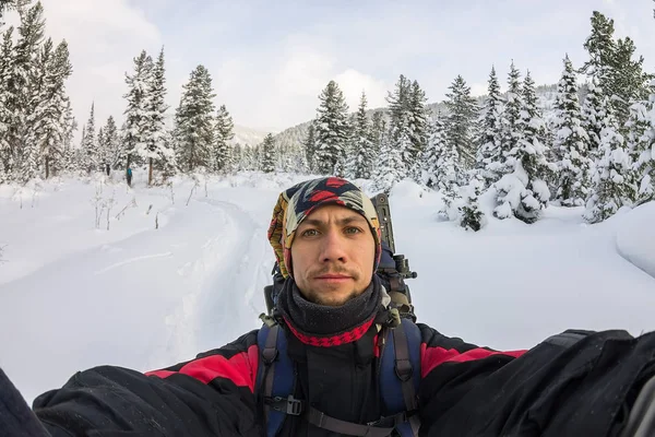 Selfie man met een baard in een bandana op zijn hoofd in een wandeling in th — Stockfoto