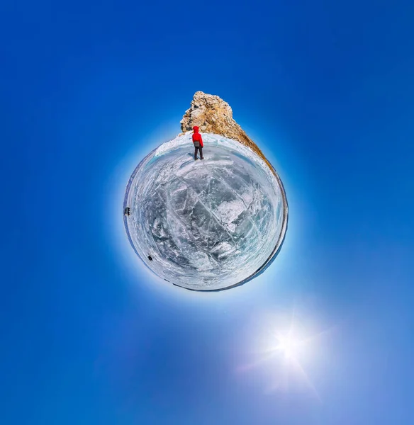 Сферическая полярная панорама 360 человек у скалы на — стоковое фото