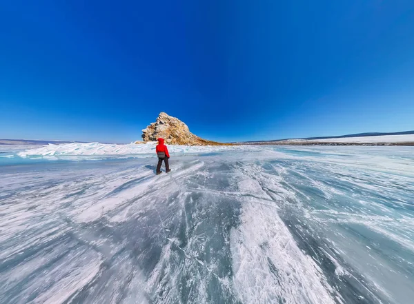 Wide aerial view of people at the rock on the ice of Lake Baikal — Stock Photo, Image
