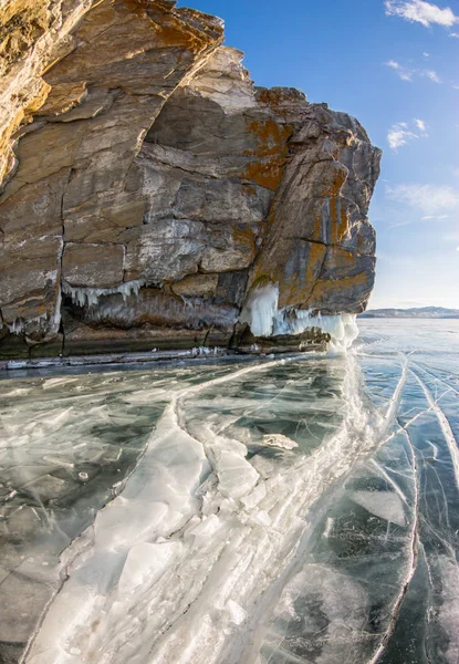 Трещина во льду и ледяной сокуй на скале. Остров Ольхон. Лак — стоковое фото