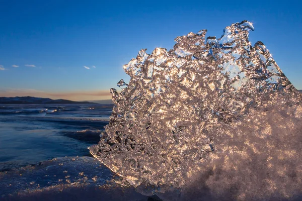 Sole al tramonto che splende attraverso la texture trasparente del ghiaccio — Foto Stock