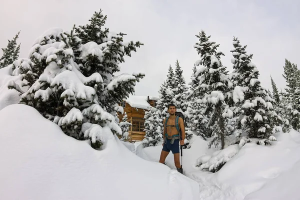 Turista masculino con una mochila, con un torso y piernas desnudas es amo — Foto de Stock