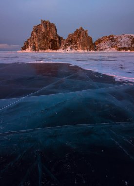 Cape Burhan Olkhon Adası yakınlarında Deniz Baykal pürüzsüz buz
