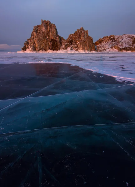 Cape Burhan Olkhon Adası yakınlarında Deniz Baykal pürüzsüz buz — Stok fotoğraf