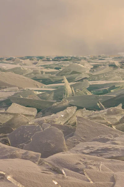 Humildes de hielo Baikal transparentes al atardecer en la niebla —  Fotos de Stock
