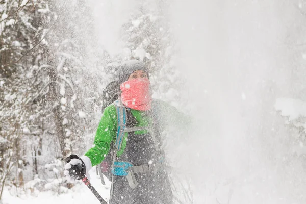 På kvinna häller en massa snö från träd — Stockfoto