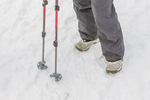 Вид сверху на ноги в сапогах и гаишниках защиты от снега в снегу Лицензионные Стоковые Фото