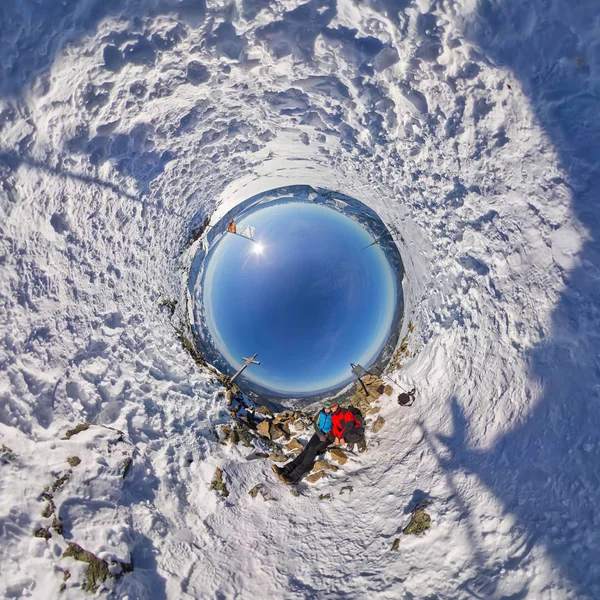 360 casal panorama esférico em montanhas nevadas — Fotografia de Stock