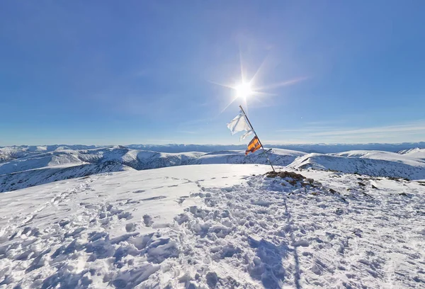 Bandeira esfarrapada Panorama no topo da montanha sob o sol — Fotografia de Stock