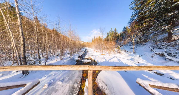 Weites Panorama einer Holzbrücke über den Fluss im Winter — Stockfoto